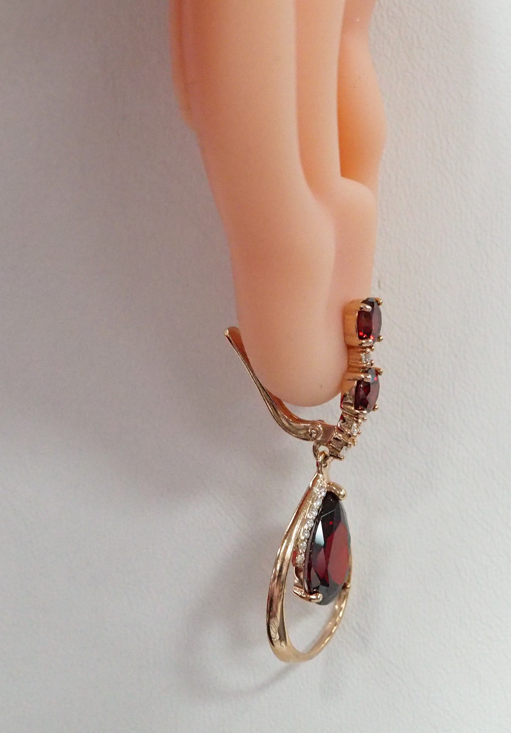 Серебряные серьги 925 пробы; вставки 6 Пл.кварц цв. гранат; 34 Куб. Цирконий бесцв.;